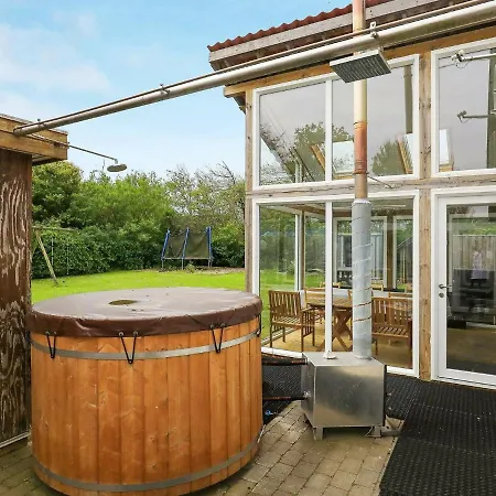 Four-bedroom In 2 Feriehus